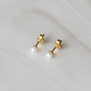 CLASSIC TINY PEARL STUDS